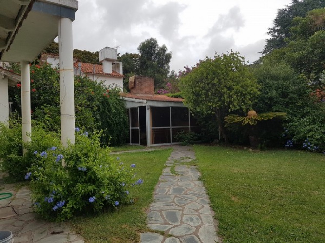 Chalet de tres ambientes con dependencia de servicio