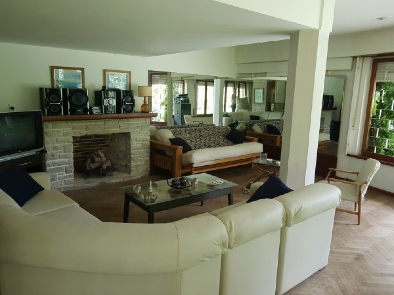 Chalet de tres ambientes con dependencia de servicio