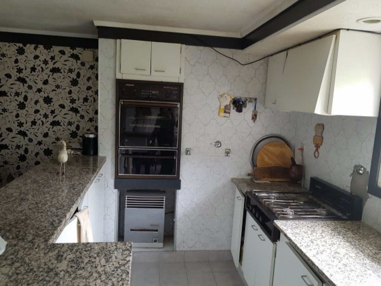 Chalet de tres ambientes con dependencia de servicio