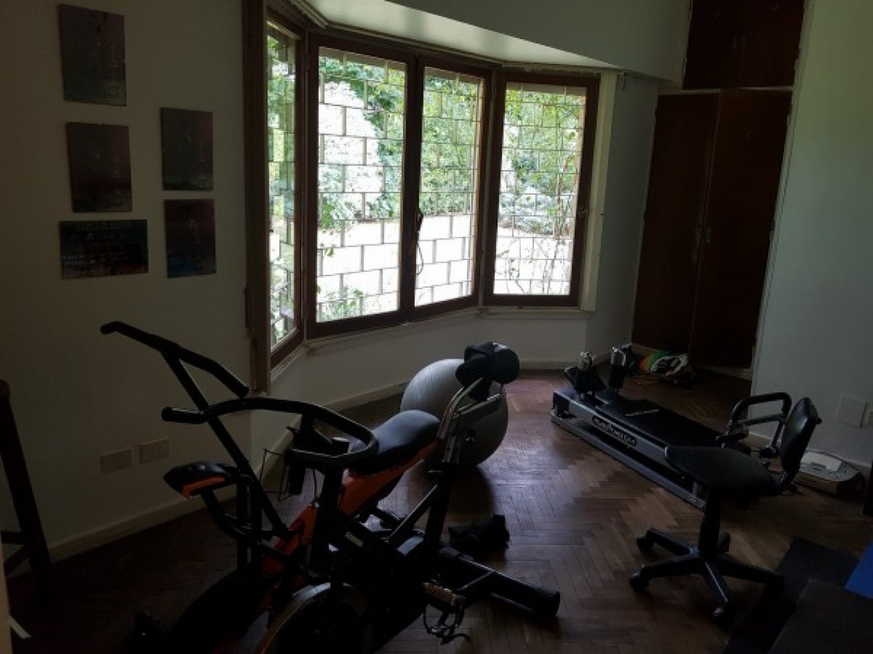 Chalet de tres ambientes con dependencia de servicio