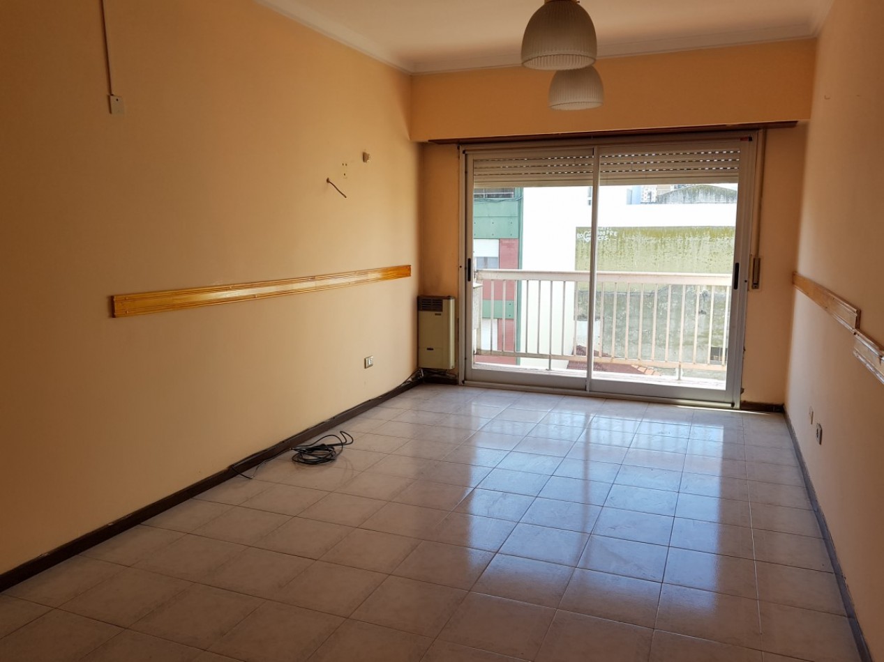 Departamento 3 ambientes a la calle con balcon 
