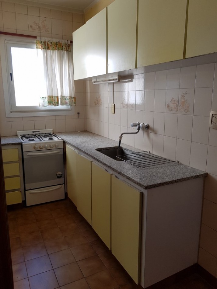 Departamento 3 ambientes a la calle con balcon 