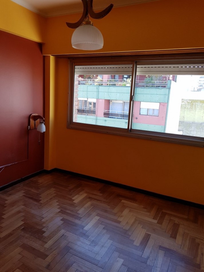Departamento 3 ambientes a la calle con balcon 
