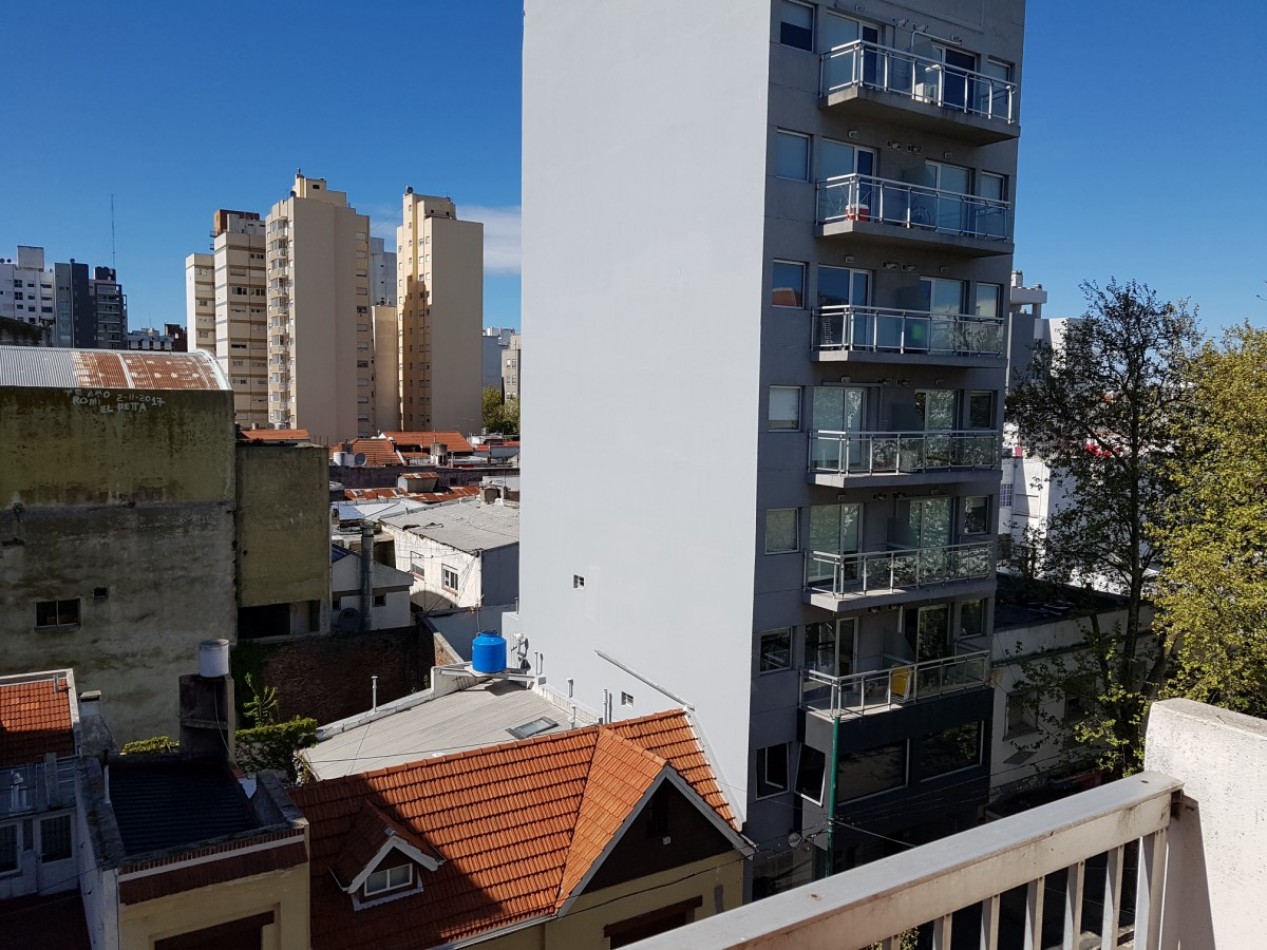 Departamento 3 ambientes a la calle con balcon 