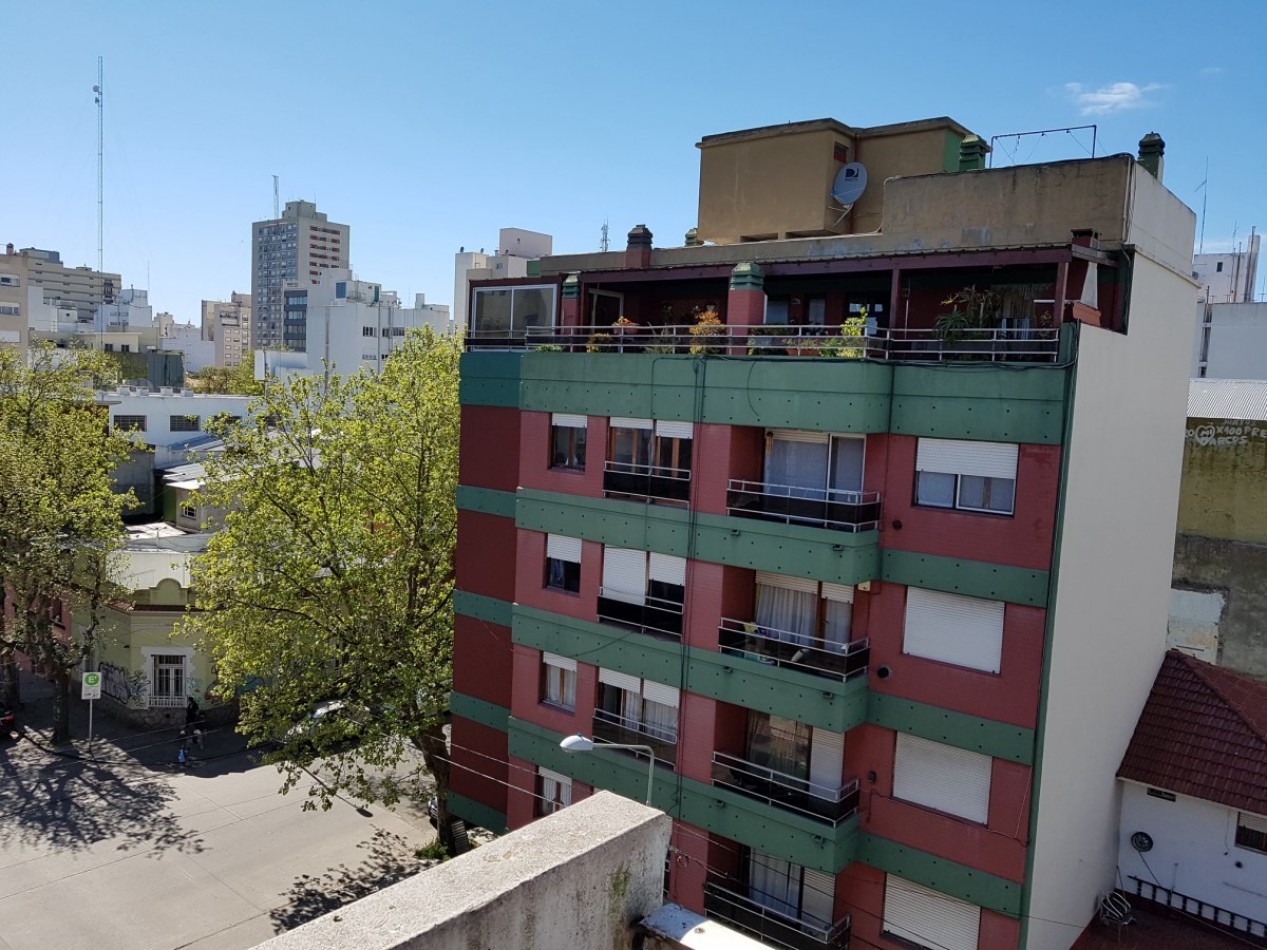 Departamento 3 ambientes a la calle con balcon 