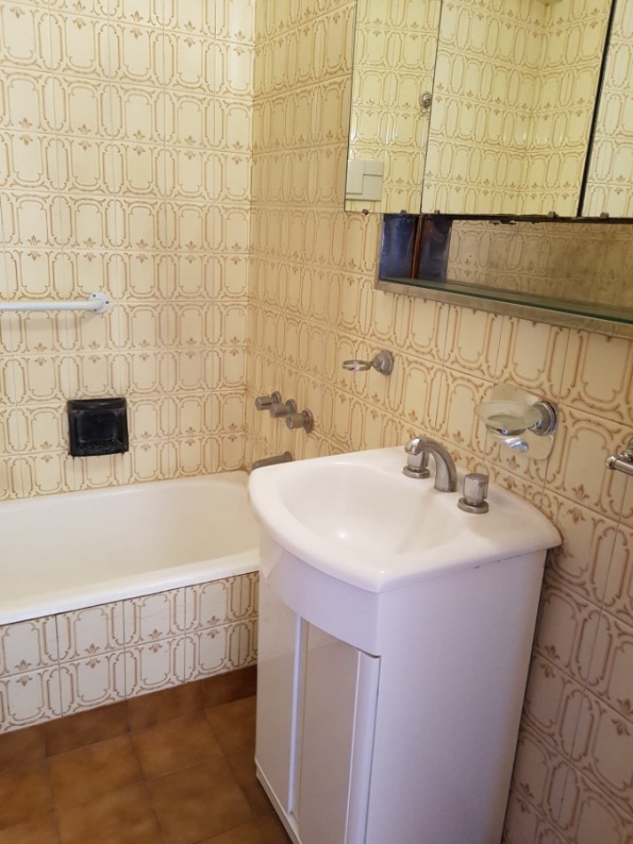 Departamento 3 ambientes a la calle con balcon 