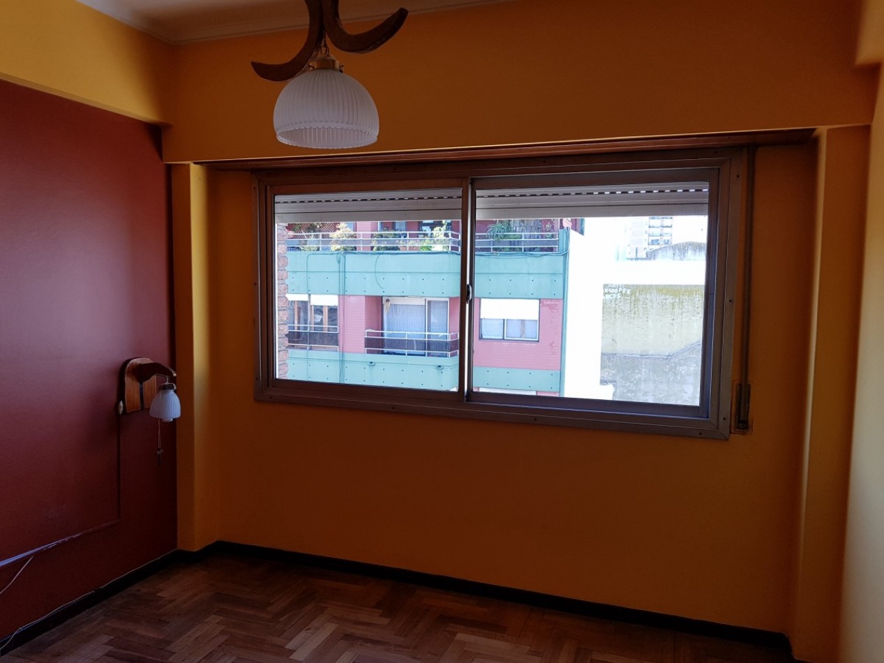 Departamento 3 ambientes a la calle con balcon 