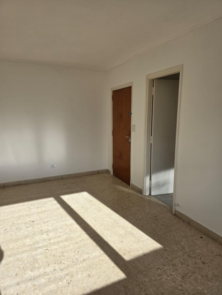 Departamento 2 ambientes 1er piso por escalera