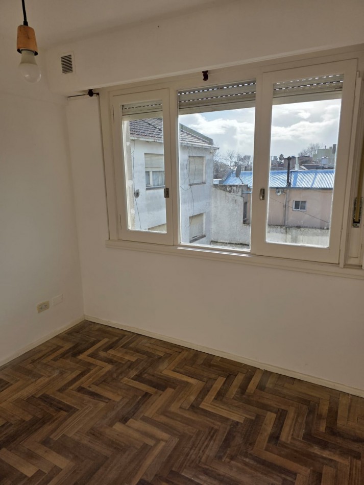 Departamento 2 ambientes 1er piso por escalera