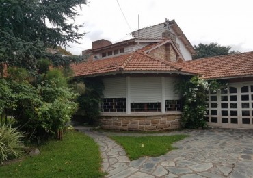 Chalet  de tres ambientes con dependencia de servicio