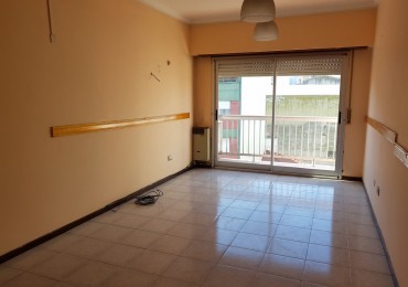 Departamento 3 ambientes a la calle con balcon 